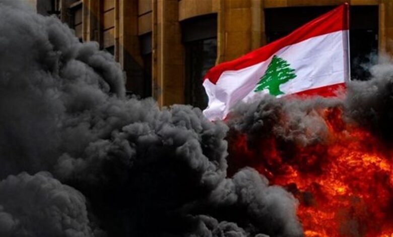 العلم اللبناني في الدخان الاسود